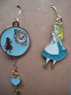 Alice In Wonderland Clock, Heart Lock dangle hook Earrings